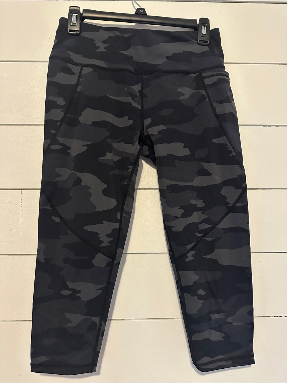 Girls' Black & Gray Camo Active Capri Leggings